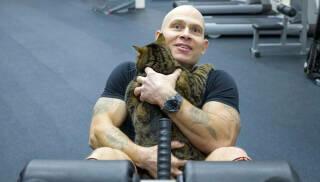 Кот Виктор выходит на лёд