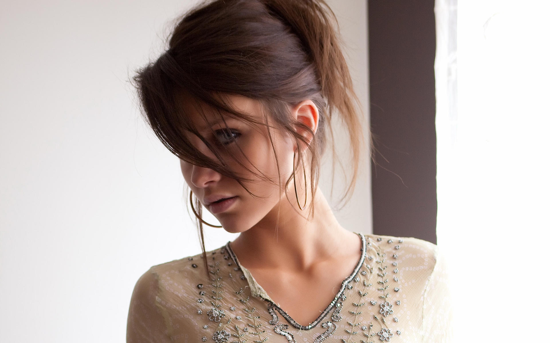 Прошло полгода с той поры, что мои чувства охладели....