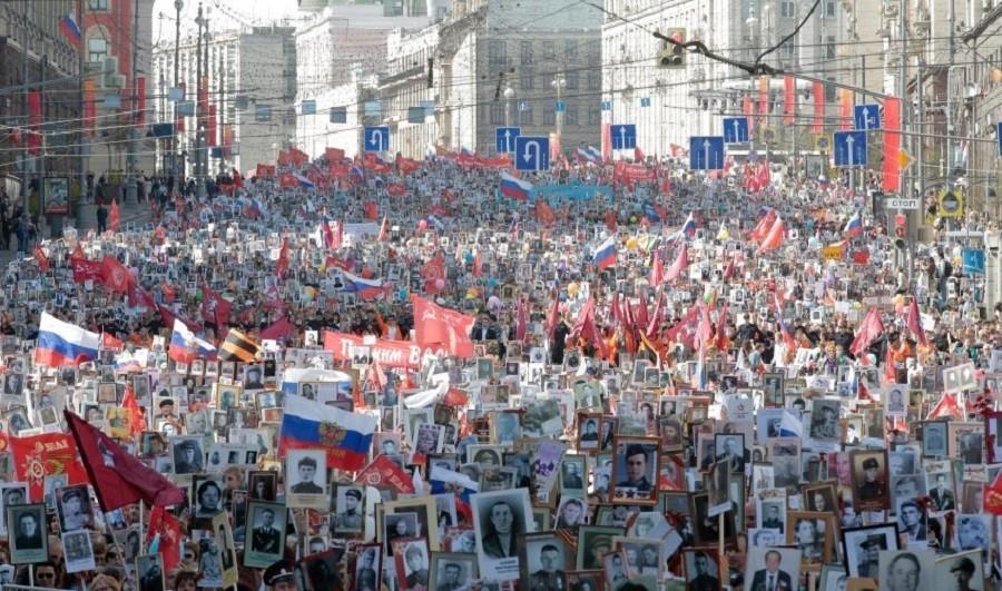 Я ранен был, погиб в бою.
Я к вам пришел издалека.
Среди своих побыть в строю,
В рядах Бессмертного полка.
 
Я ощущаю родный...