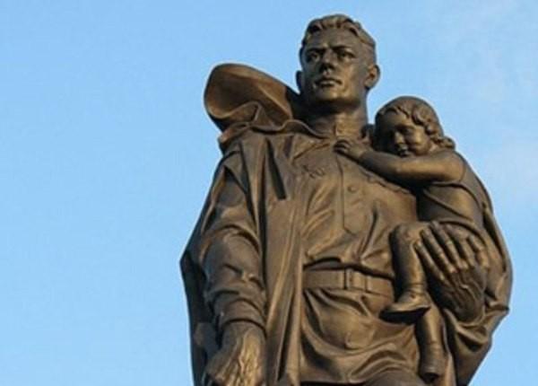 На пьедестале стоит солдат