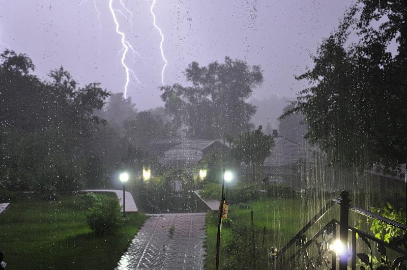 Гроза сорвалась.