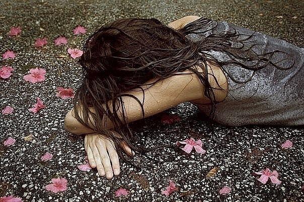 Плачет девушка в летнем саду