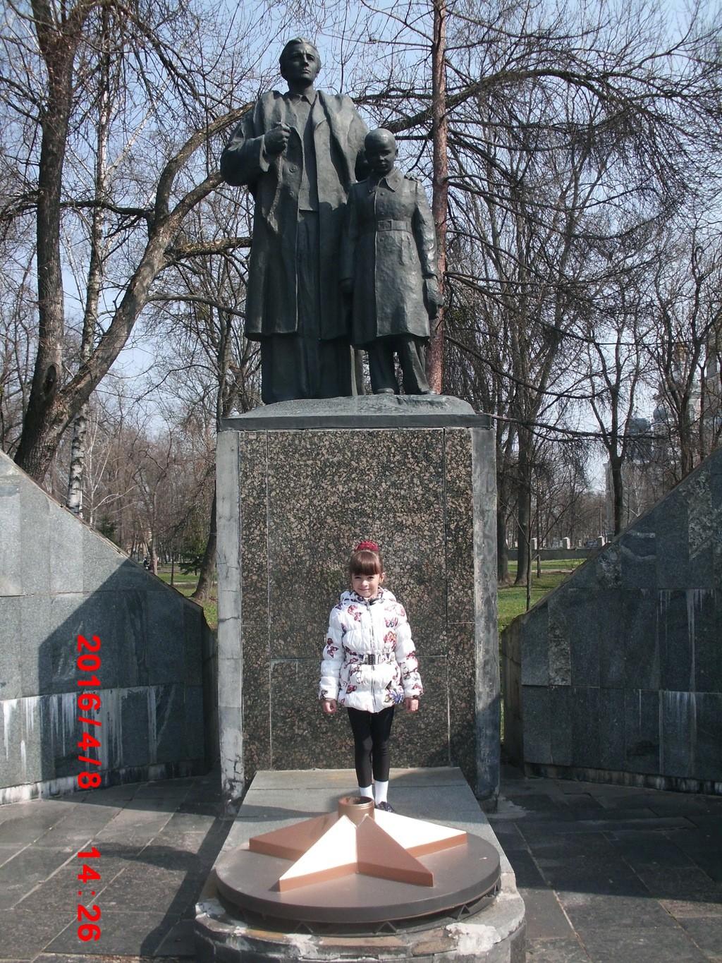 ЦВЕТОК  С  ЗАПАХОМ  КРОВИ .(Дедушке Дуга Максиму Самойловичу  - посвящаю .)