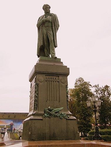 ...Я пью один.