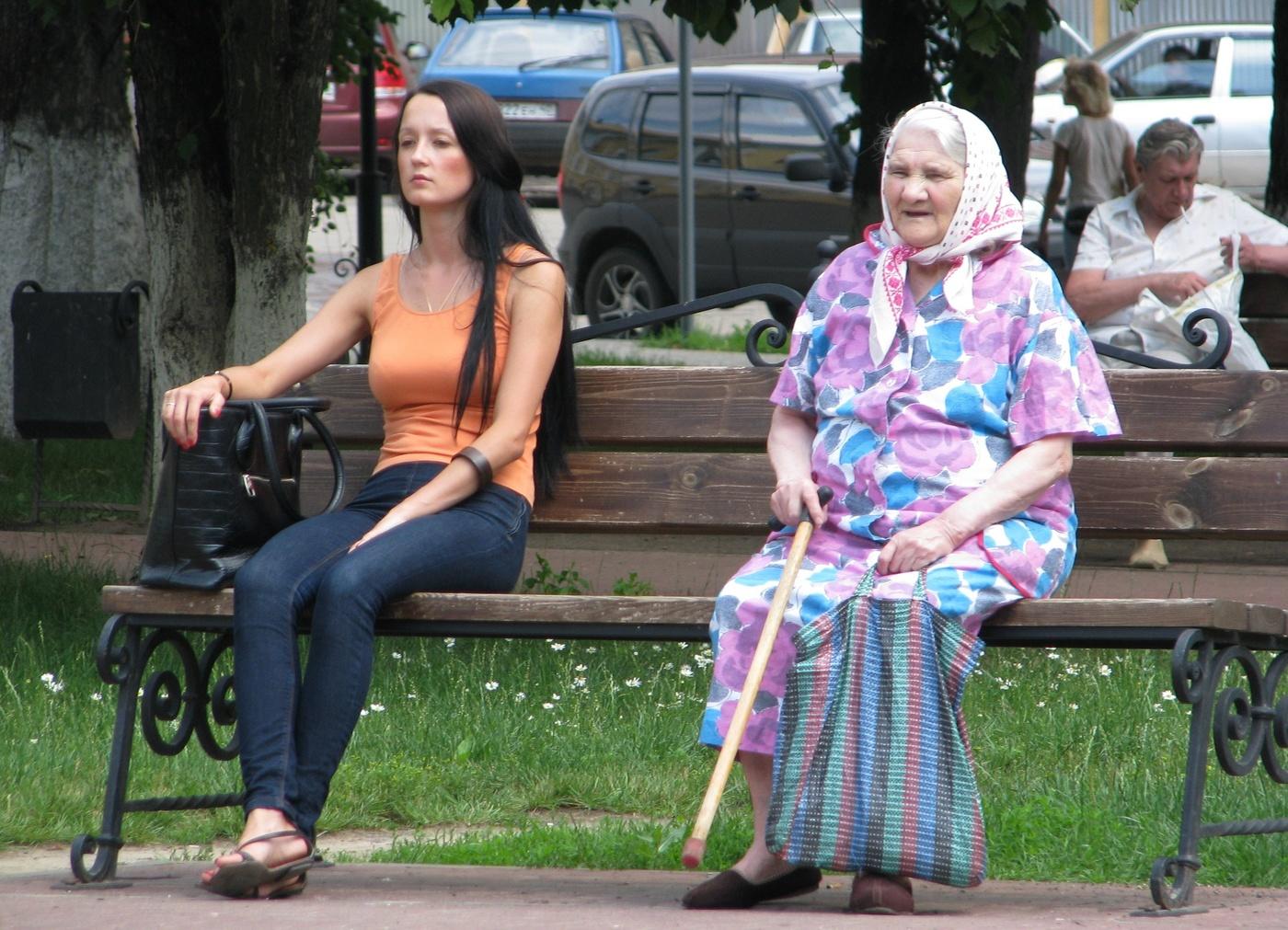 Бабушка сидит на скамейке