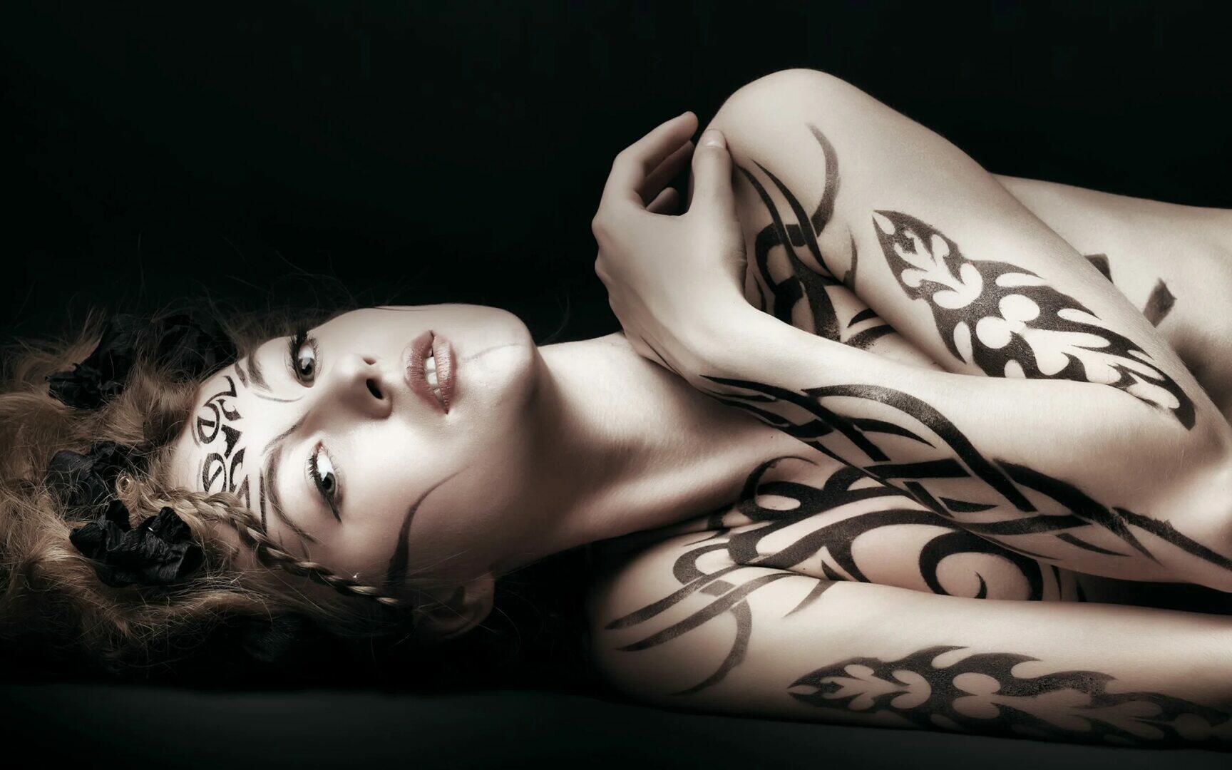 Девушка с рисунками на теле