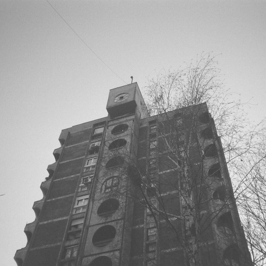 кровь капает с прокусанных губ...