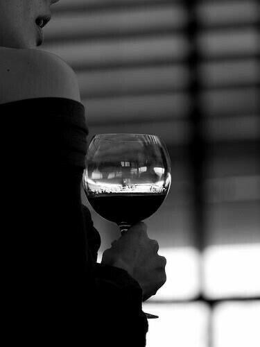 На дне бокала красного