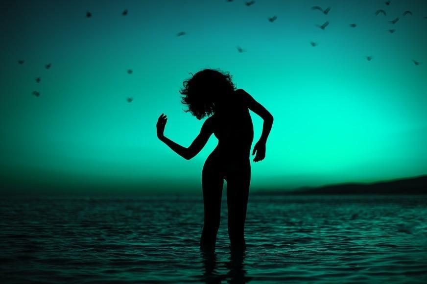 Она за мною ходит по пятам...