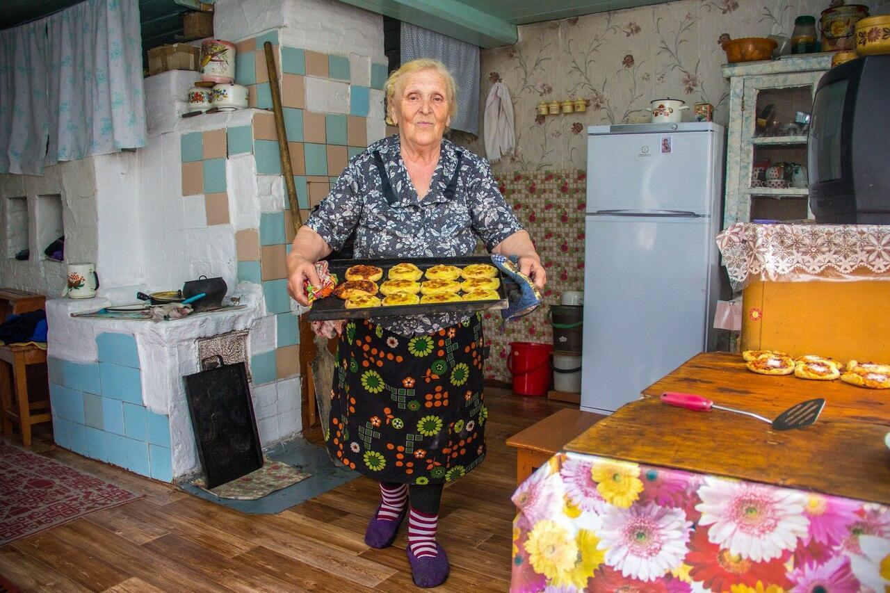 Где бабушка спрятала. Бабушка в деревне. Бабушка в деревенском доме. Деревенский дом старушка. Домик в деревне бабушка.