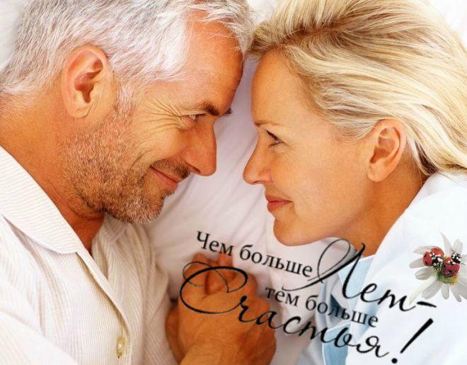 Прекрасна женщина рядышком с мужчиной