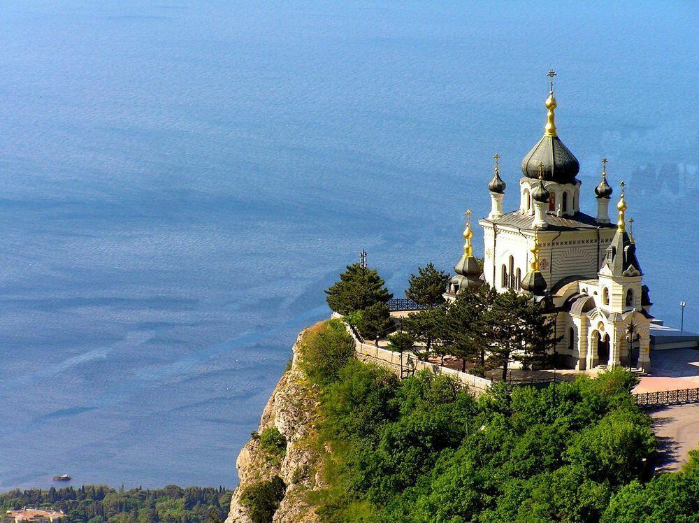 Есть  много  прекрасных церквей  на Руси...( ФОРОС )