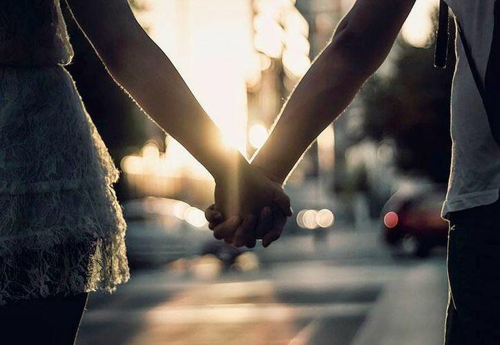 В чуть размытом блеске белых фонарей