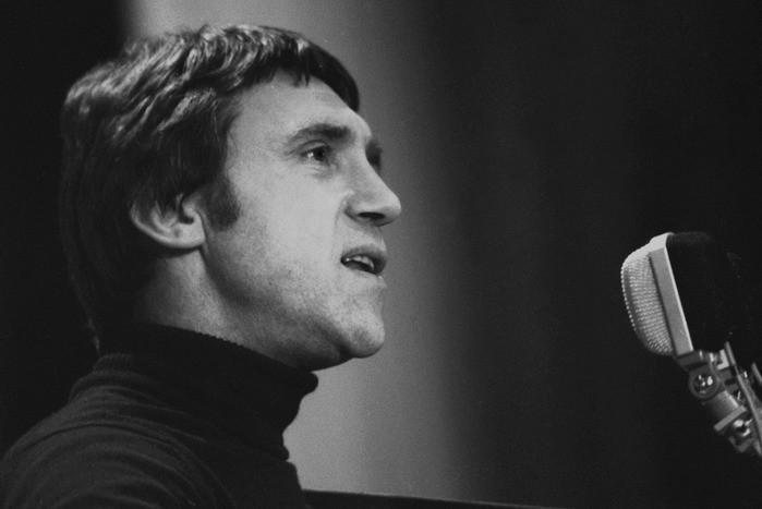 Нет! Поэт не может быть в забвении!