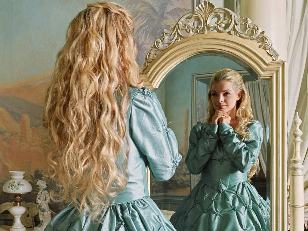 К чему видеть себя в зеркале со светлыми волосами