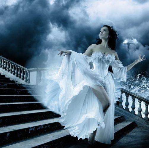 Недосягаемо звала.