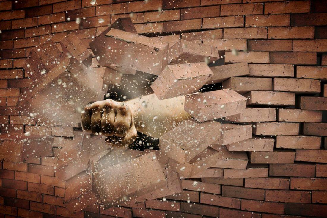 Ломаю я сомнений стены