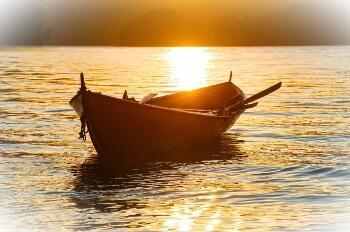 Ждёт недовольная луна