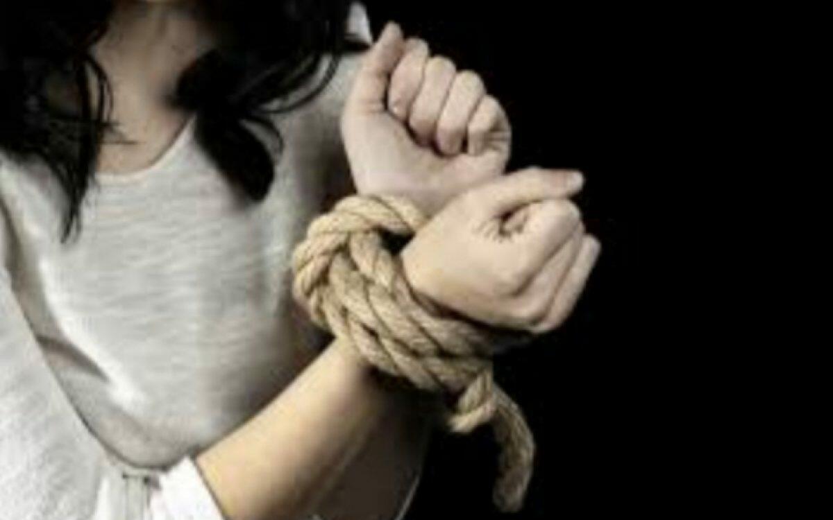 Я была просто связана. Связанные руки. Связанные руки веревкой. Руки связаны. Девушка в веревках.