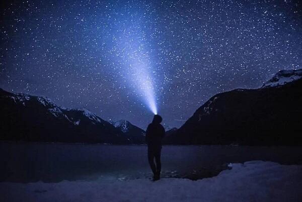 Человек на ледяной горе.