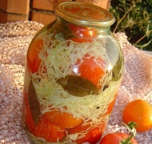 Гарька, батончик колбасы и северный олень