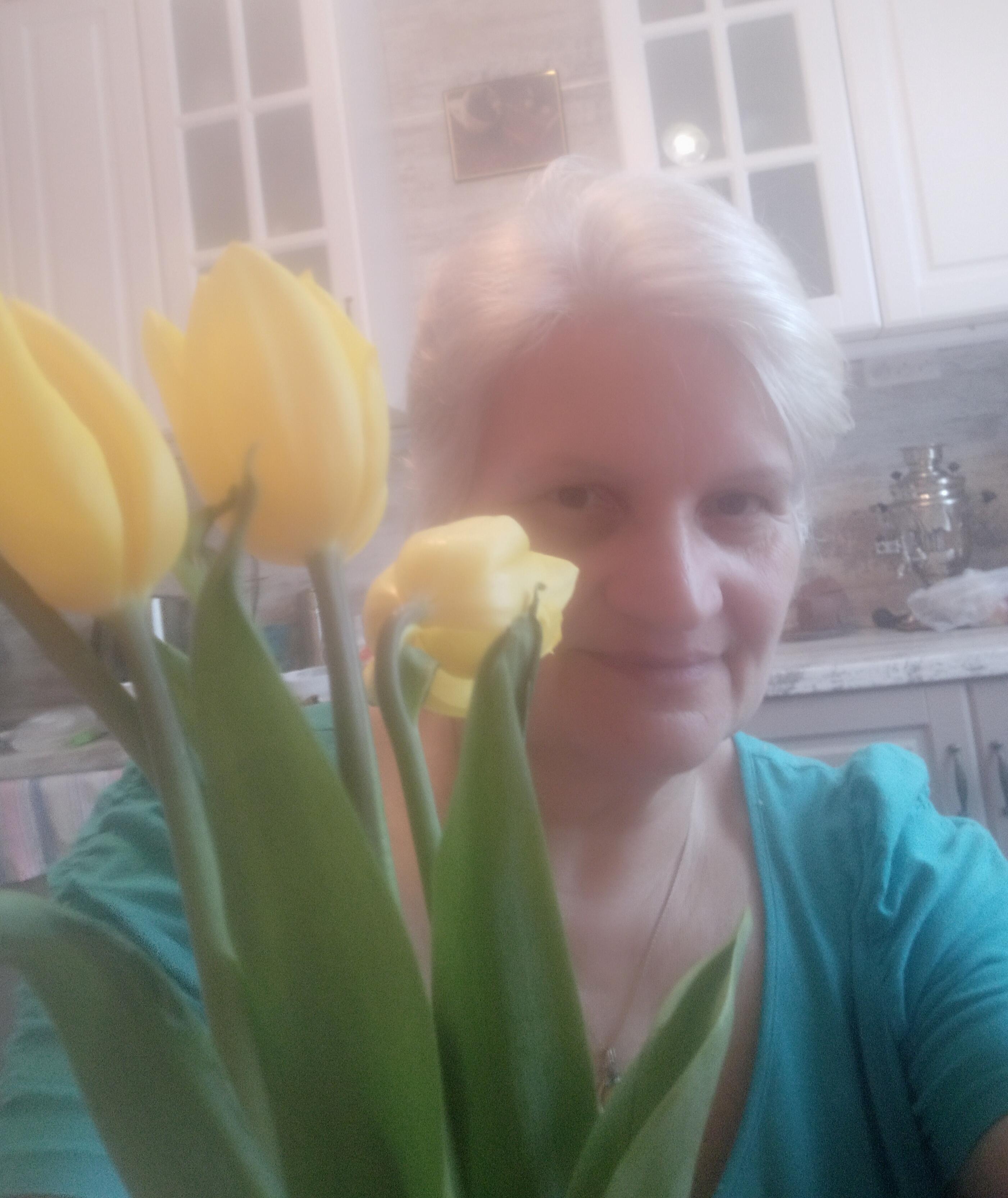 Пять жёлтых тюльпанов