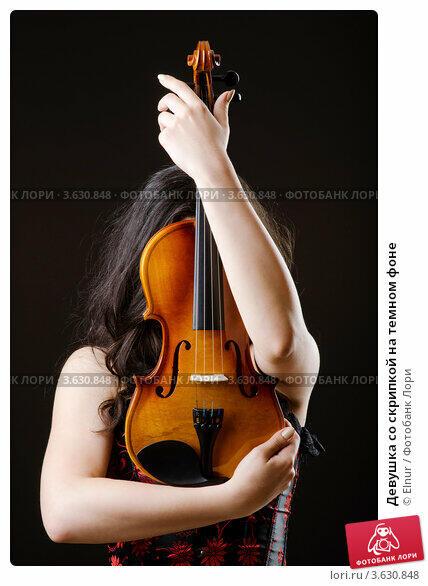 Глядя с задором и улыбкой...