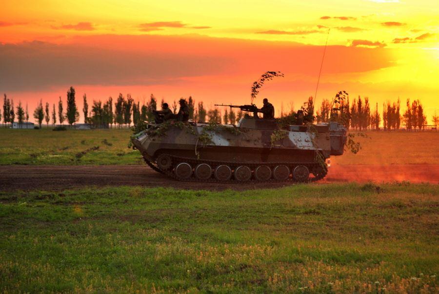 А В УКРАЇНІ ЙДЕ ВІЙНА...