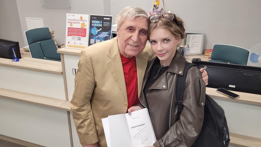 Клены выкрасили город колдовским каким-то цветом