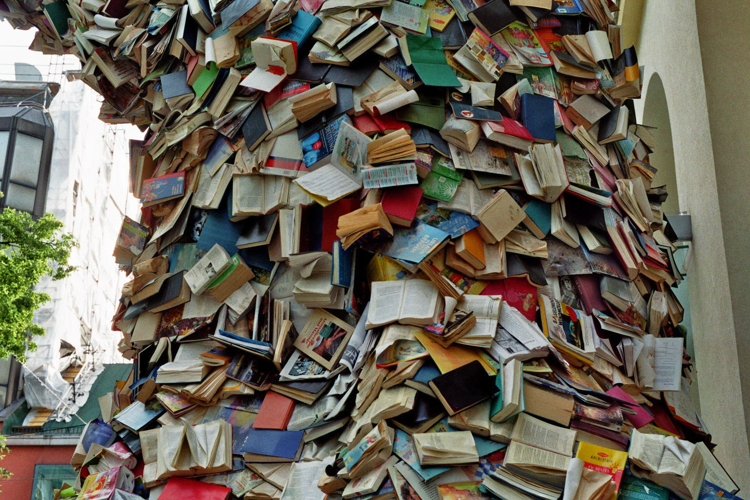Куча смысла. Человек заваленный книгами. Много книг. Куча бумаг. Беспорядок в библиотеке.